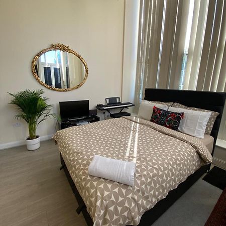 Spacious King Room With Private Entrance - Near Emirates And Camden And King'S Cross - 5 Min To Tube Finchley Exterior photo